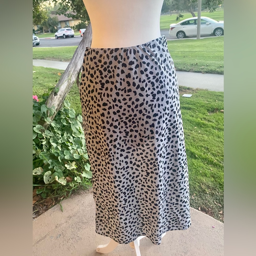 Japna 💯 polyester leopard elastic waist fully lined midi skirt size Large. EUC.
